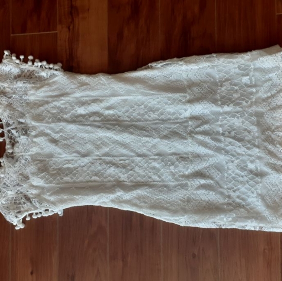White mini Dress. Fits womens XS - Picture 2 of 2